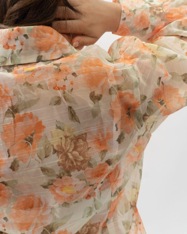 Blusa con estampado floral en tonos Coral