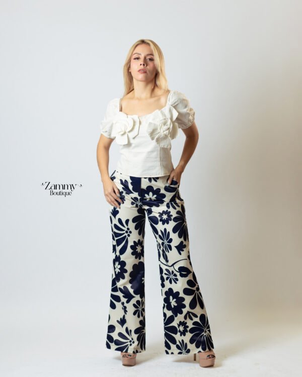 Top Blanco con Flores y Mangas Abullonadas