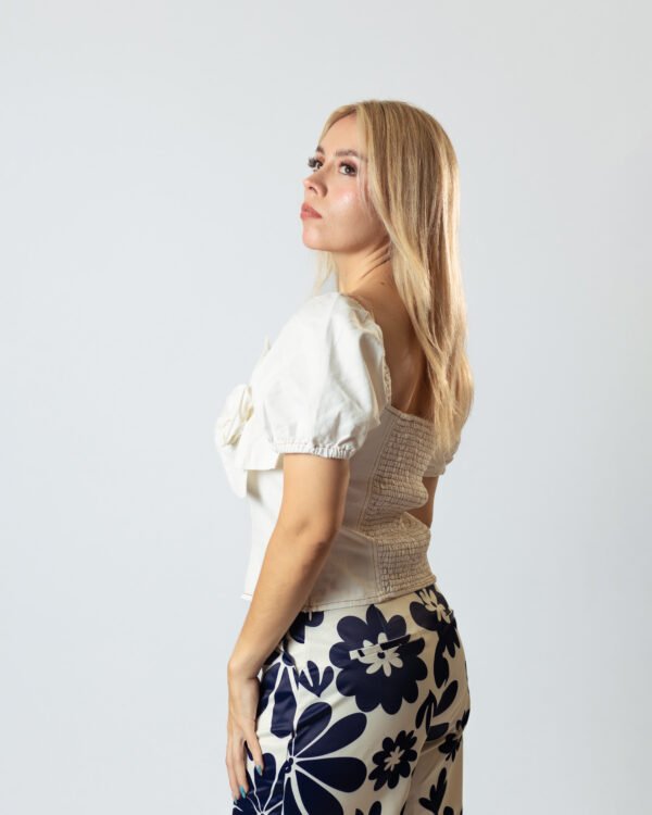 Top Blanco con Flores y Mangas Abullonadas