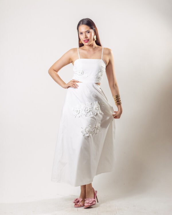 Vestido Blanco con flores bordadas