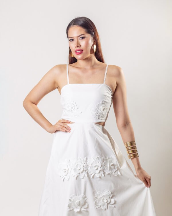 Vestido Blanco con flores bordadas