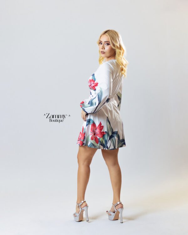Vestido Corto con Escote V y Mangas Globo