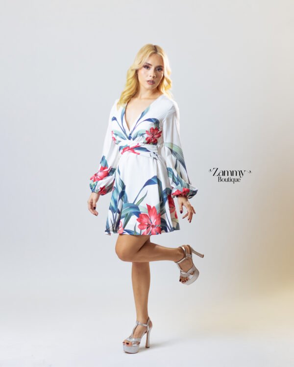 Vestido Corto con Escote V y Mangas Globo