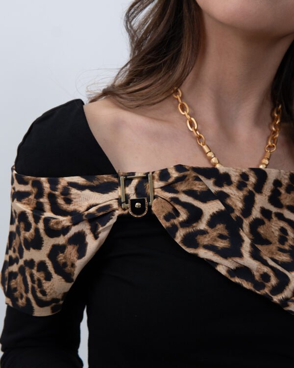 Blusa con Escote en Animal Print