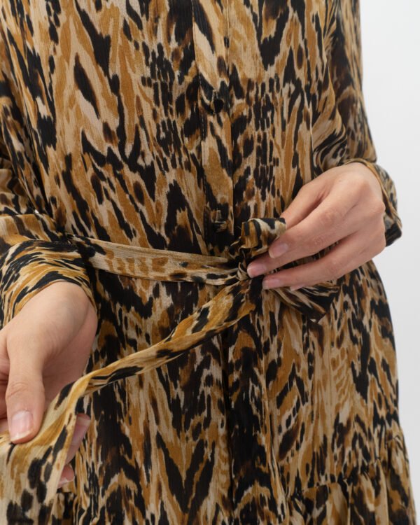 Vestido con Estampado Abstracto en Tonos Tierra y Cinturón