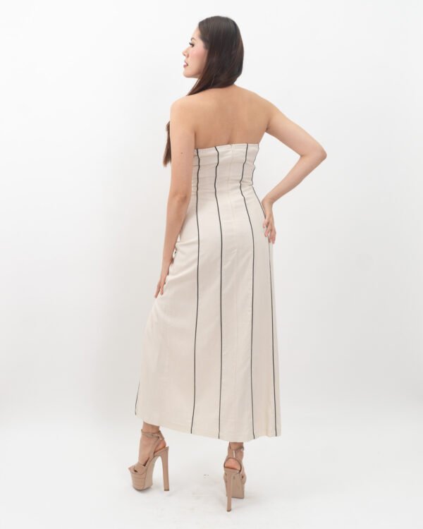 Vestido Strapless Beige con Rayas Verticales Negras y Abertura Frontal