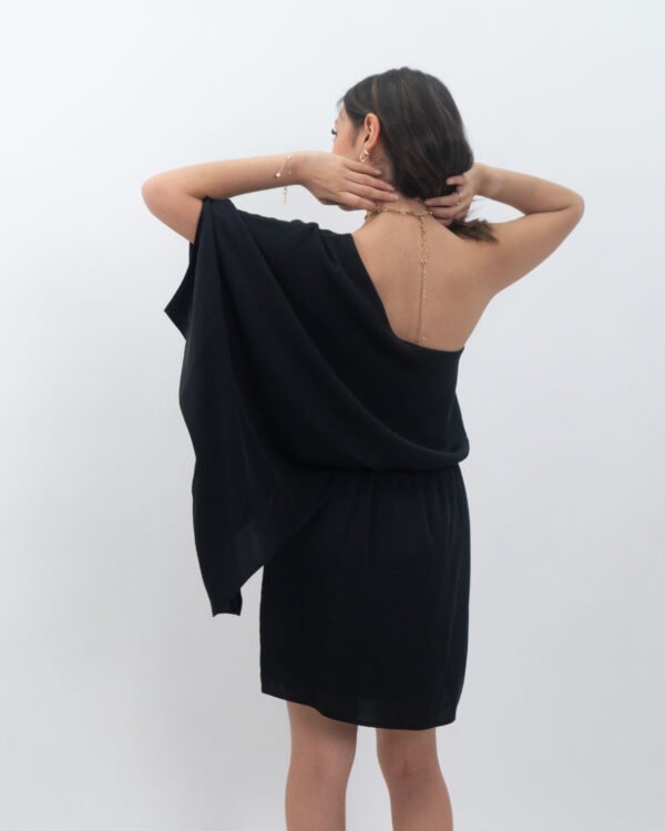 Vestido Negro Asimétrico de un Hombro con Cintura Elástica