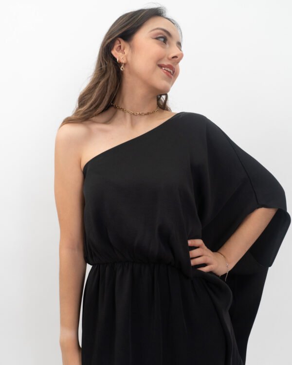Vestido Negro Asimétrico de un Hombro con Cintura Elástica