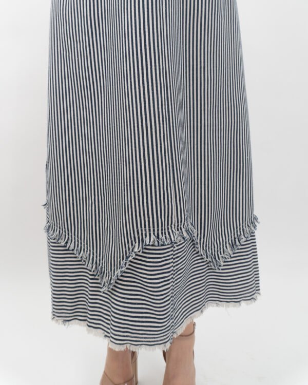 Vestido Midi de Rayas con Escote en V y Bajo Desflecado