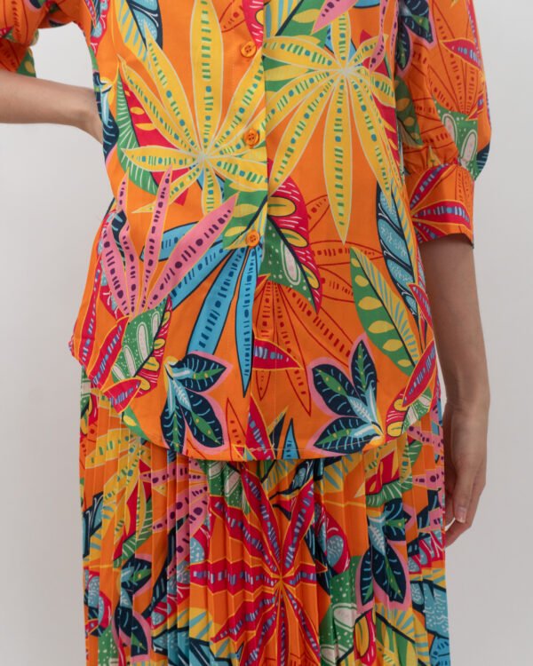 Conjunto de Camisa de Botones y Falda Midi Plisada con Estampado Tropical