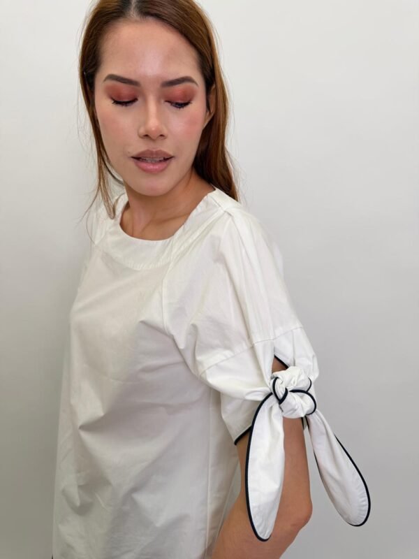Blusa Blanca Con Detalle en Manga