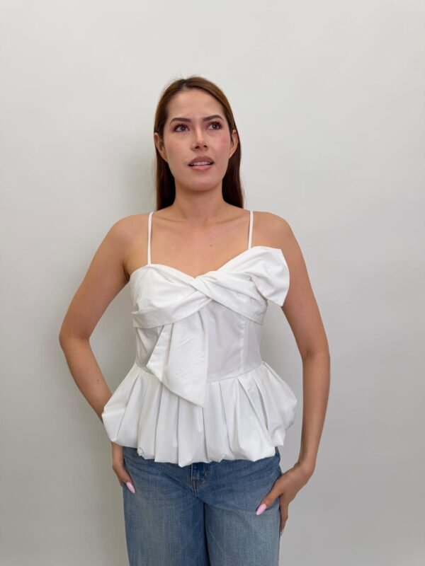 Blusa Blanca con Moño y Volumen