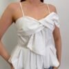 Blusa Blanca con Moño y Volumen