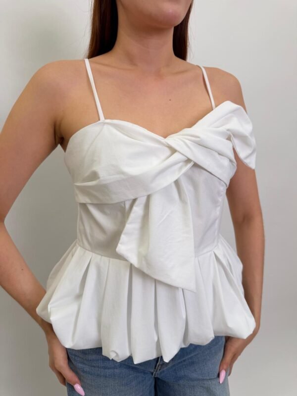 Blusa Blanca con Moño y Volumen