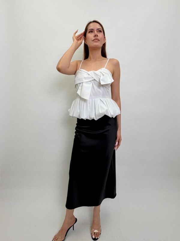 Blusa Blanca con Moño y Volumen