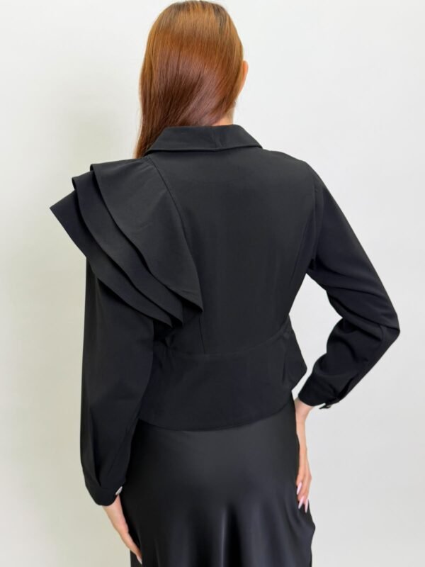 Chaqueta Negra con Volantes